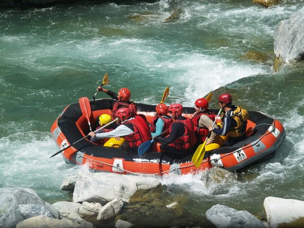 Rafting dans la vallée de l'ubaye : l'importance d'un accompagnement par un spécialiste